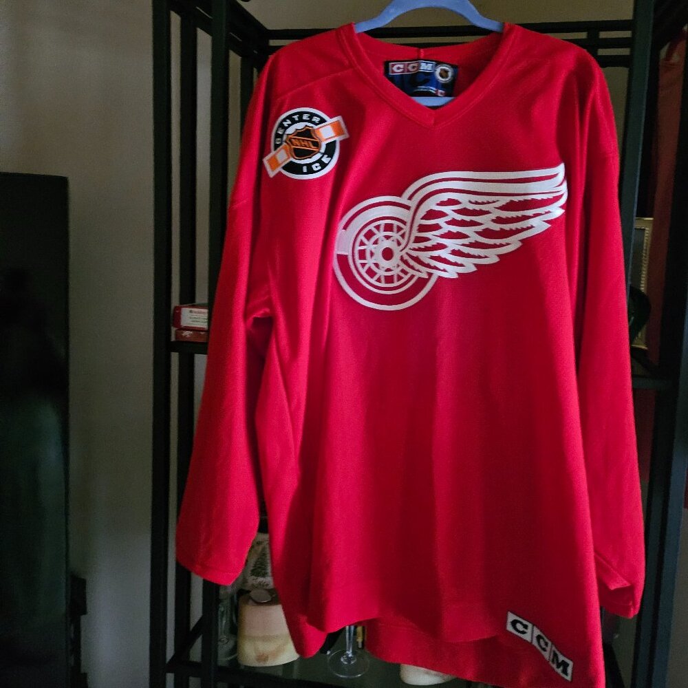 CCM NHL CENTER ICE RED WING JERSEY OFFICIAL LICENSED PRODUCT. SIZE XL